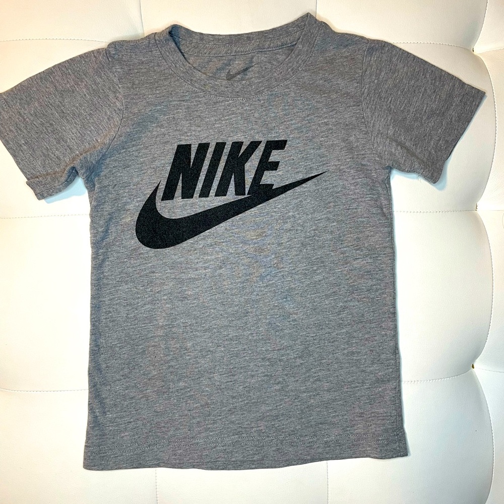 SOLD Nike boys gray tee shirt size 7